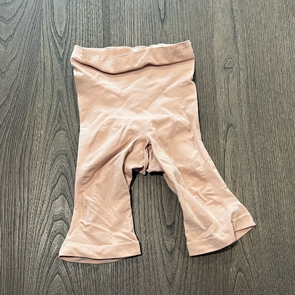 SKIMS Intimates & Sleepwear Nwot Skims Sculpting Shorts Mid Thigh